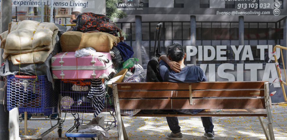 En España, casi 4 millones de personas viven en pobreza material y social severa. En España, casi 4 millones de personas viven en pobreza material y social severa.