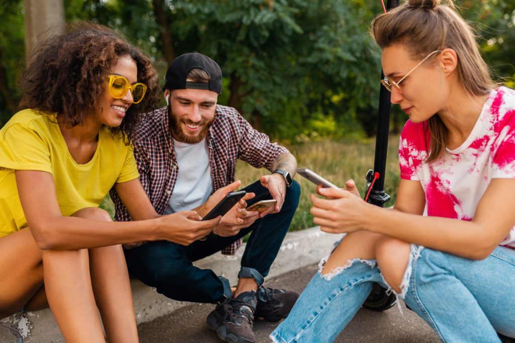 Jóvenes, redes sociales y dinero: el peligro de aprender a invertir en vídeos virales