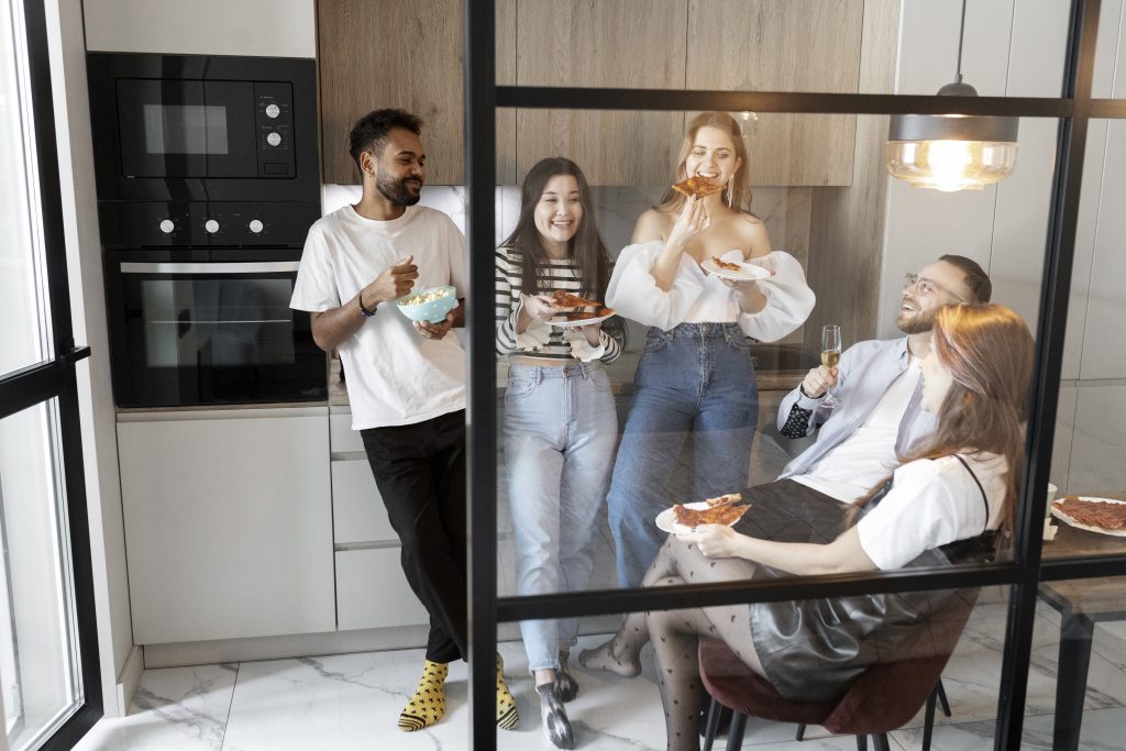 Ni Madrid ni Sevilla: 600€ por alquilar una habitación, esta es la ciudad de España donde cuesta más compartir piso Barcelona lidera el precio de las habitaciones, 600 €, por encima de Madrid y Sevilla